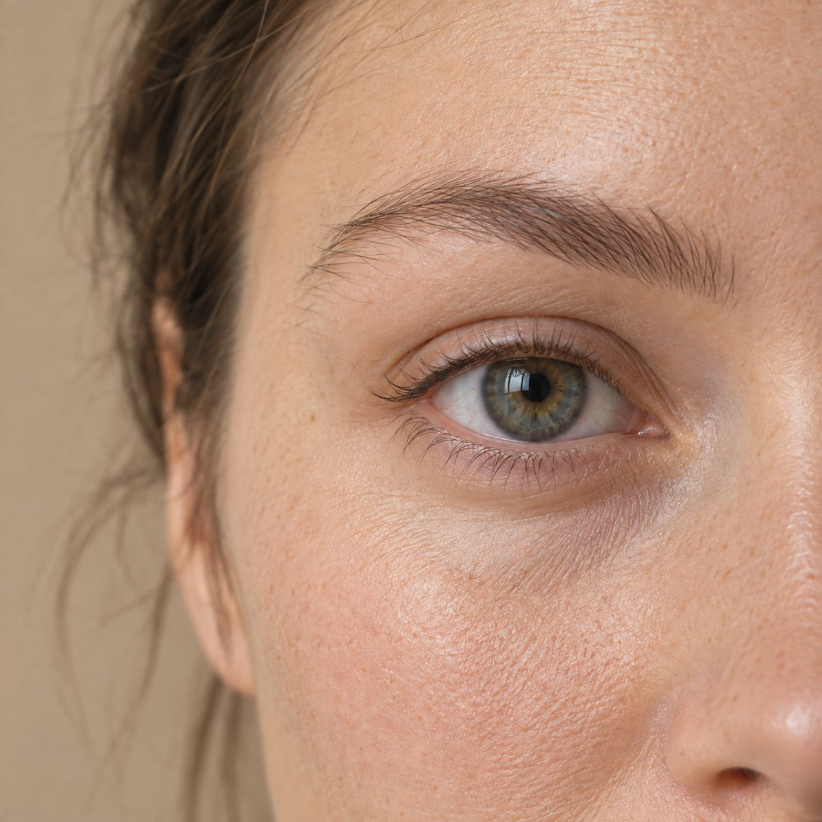 Sourcil brossé et rempli au crayon, fini naturel