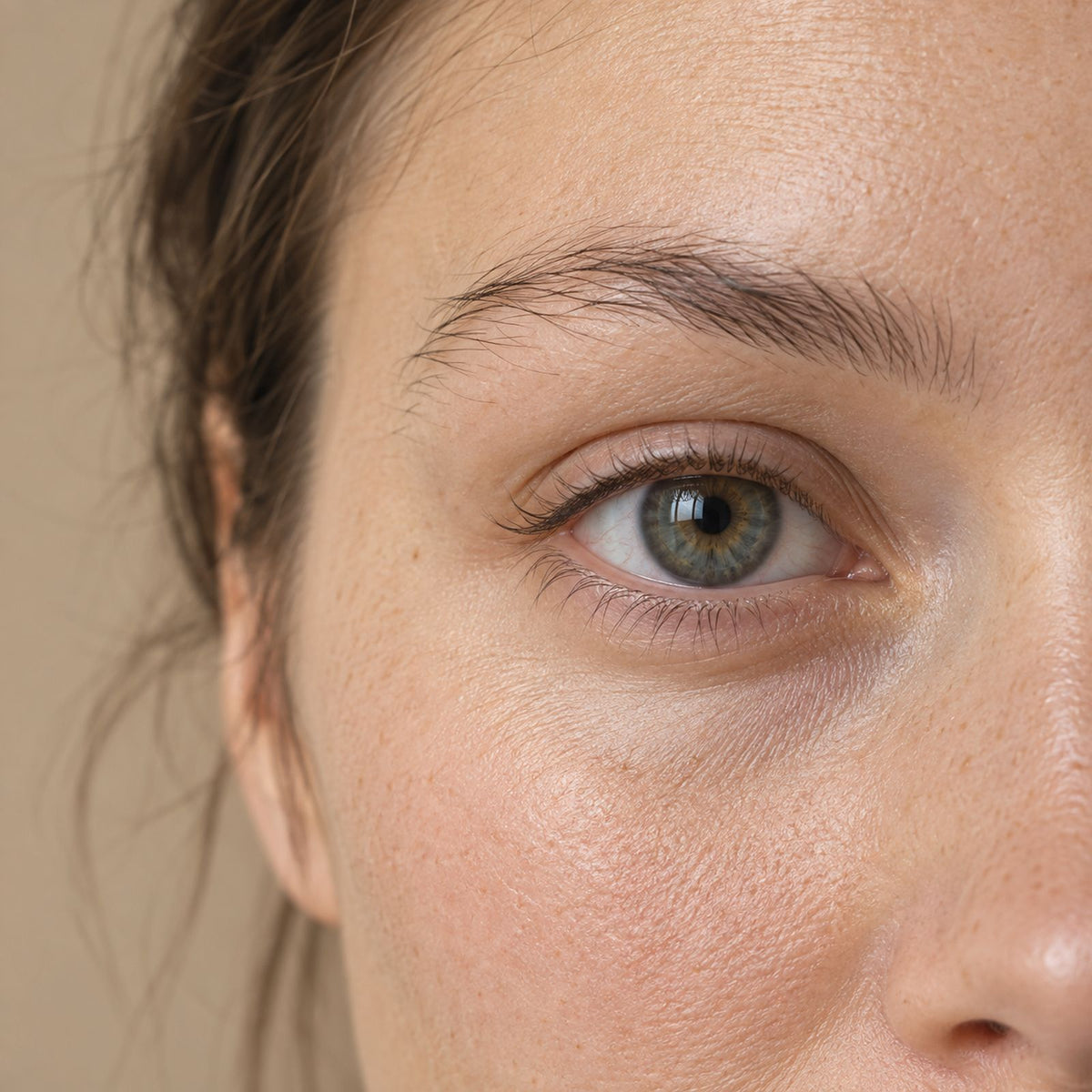 Sourcil nu et clairsemé, sans maquillage