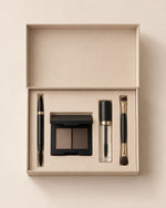 Coffret Sourcils Parfaits, étui ouvert : crayon, poudre, gel et pinceau