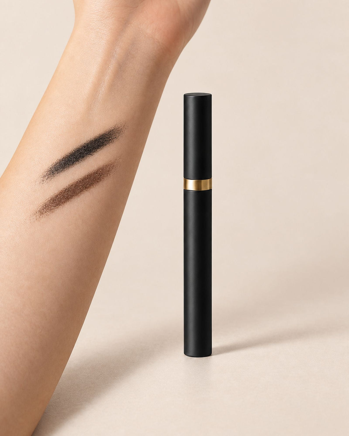 Crayon Yeux Kohl, traits noir et brun estompés sur l’intérieur du bras