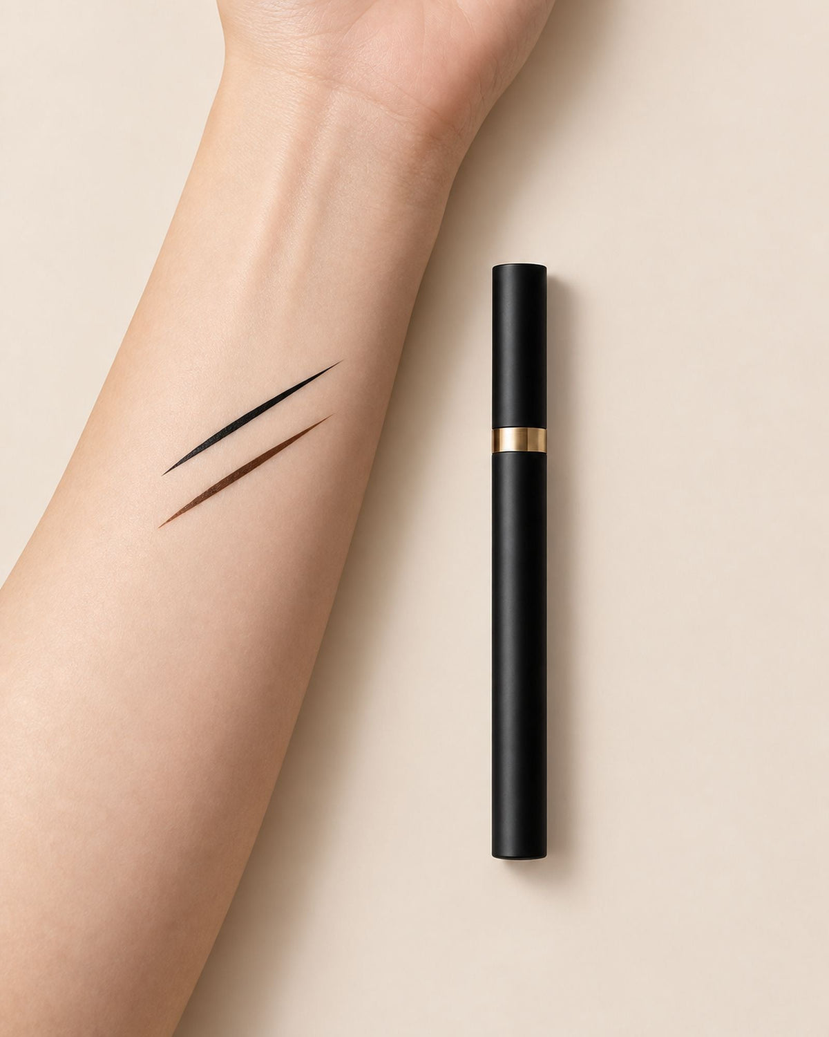 Liner Précision, trait noir et trait brun sur l’intérieur du bras