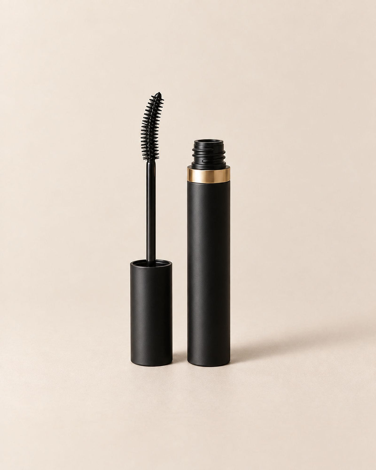 Mascara Intensité, brosse incurvée chargée de mascara noir