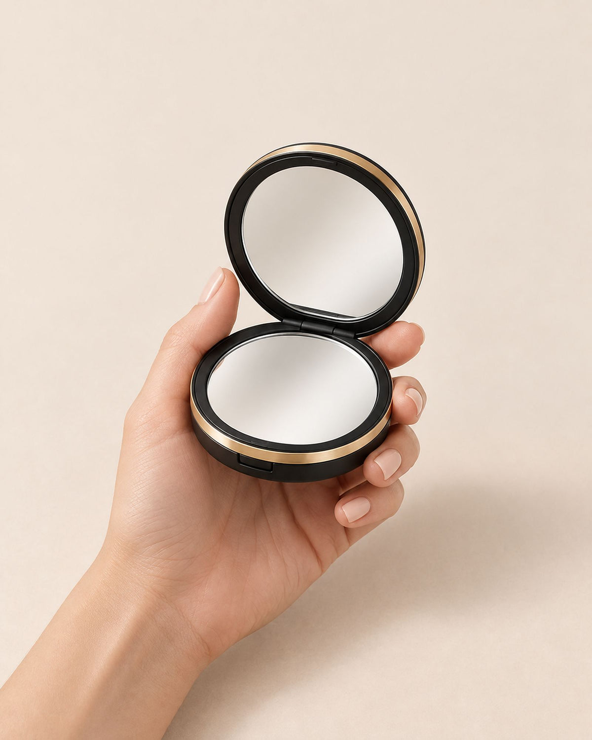 Miroir Compact Grossissant, miroir ouvert tenu en main