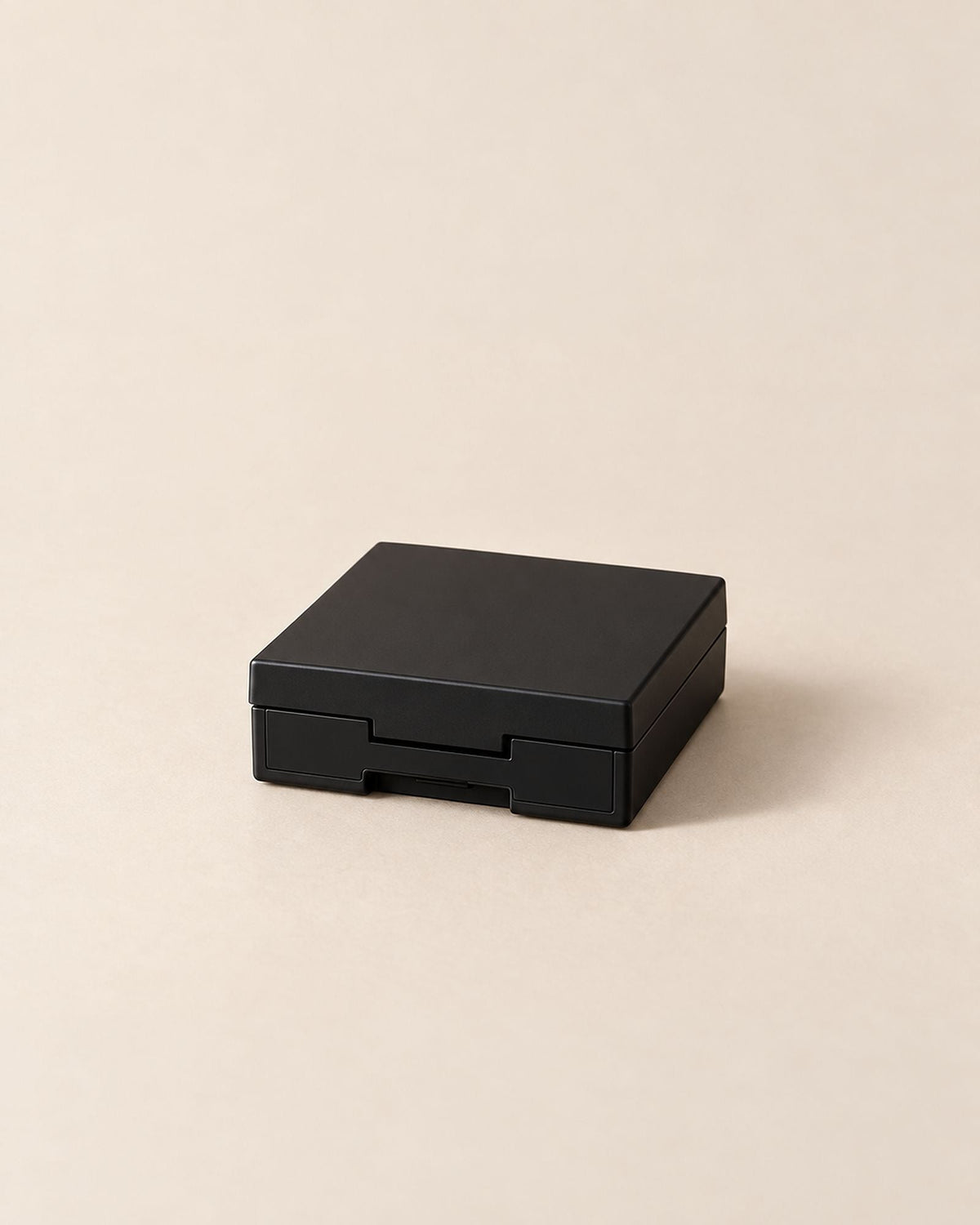 Poudre Velours Sourcils, boîtier carré noir mat fermé