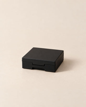 Poudre Velours Sourcils, boîtier carré noir mat fermé