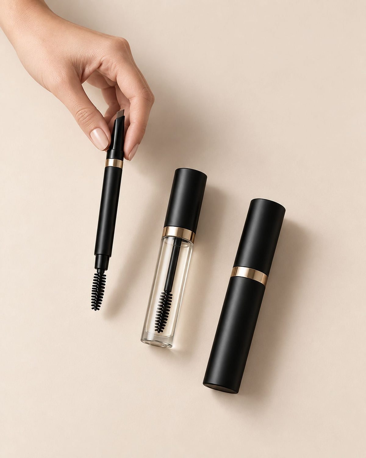 La Routine Regard, les trois produits alignés, une main prend le crayon