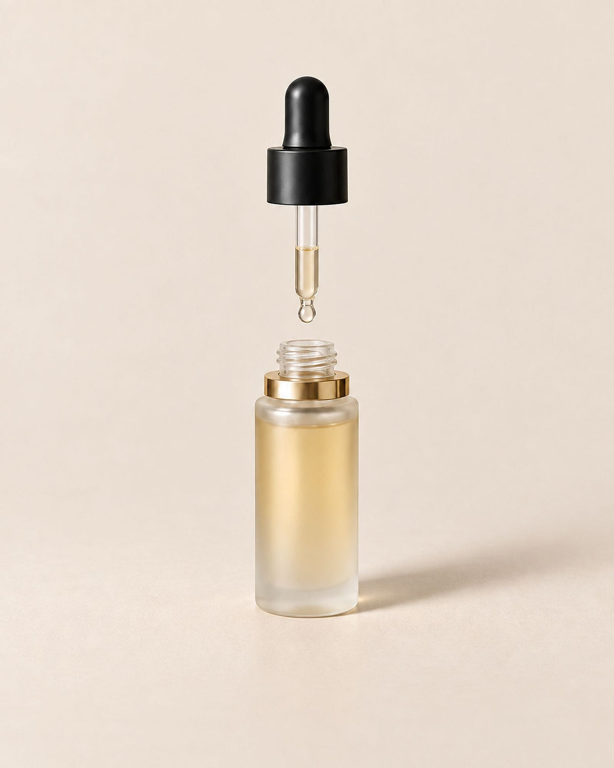 Sérum Soin Sourcils, pipette sortie avec une goutte