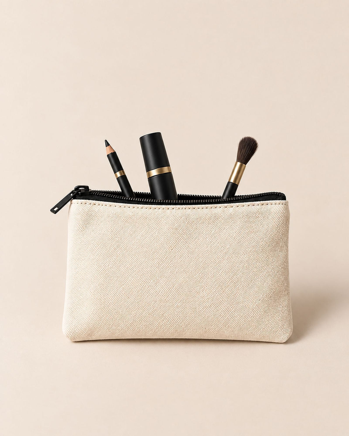 Trousse Sylys, entrouverte avec crayon, mascara et pinceau